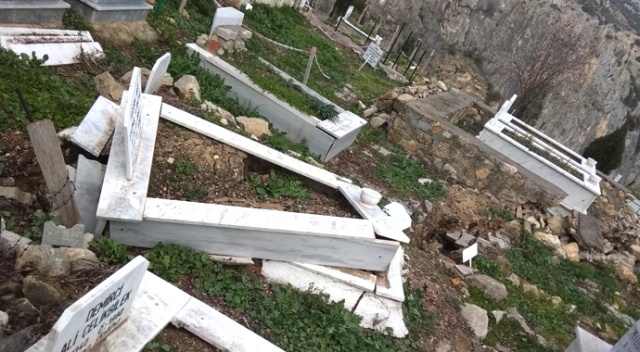 Bilecik&#039;te yaşanan toprak kayması mezarlara zarar verdi
