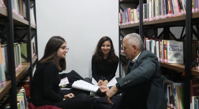 Binali Yıldırım öğrencilere problem çözümünde yardım etti