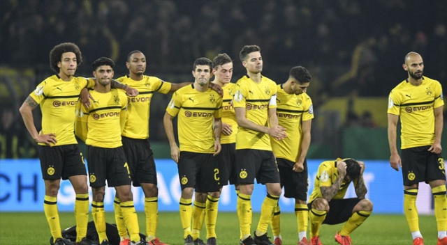 Borussia Dortmund'a şampiyonluk yolunda darbe Borussia Dortmund'a şampiyonluk yolunda darbe