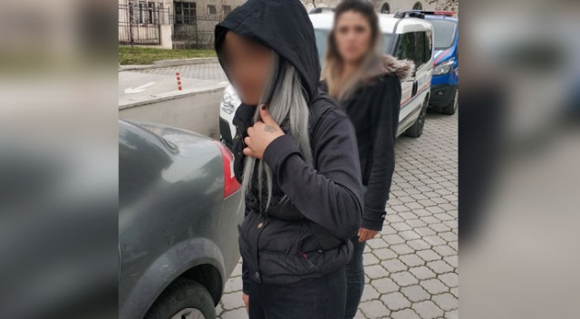 Çantasında 2 adet tabanca ele geçen genç kıza gözaltı Çantasında 2 adet tabanca ele geçen genç kıza gözaltı