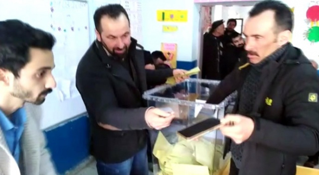 Cep telefonunu seçim sandığına düşürdü Cep telefonunu seçim sandığına düşürdü