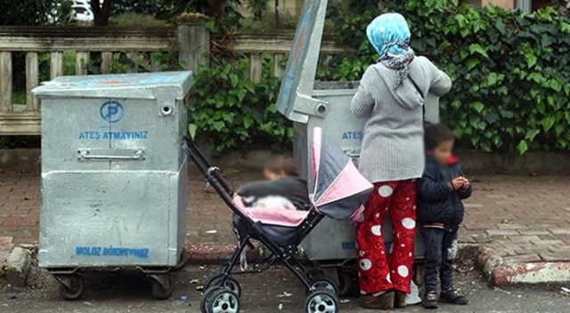 Çöpte yiyecek arıyor gibi yapan kadın esnafı bıktırdı Çöpte yiyecek arıyor gibi yapan kadın esnafı bıktırdı