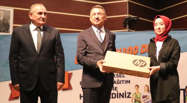 Cumhurbaşkanı Yardımcısı Fuat Oktay, öğrencilere bilgisayar dağıttı