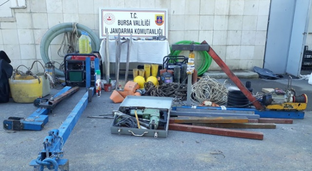 Defineciler kazdıkları çukurda yakalandı