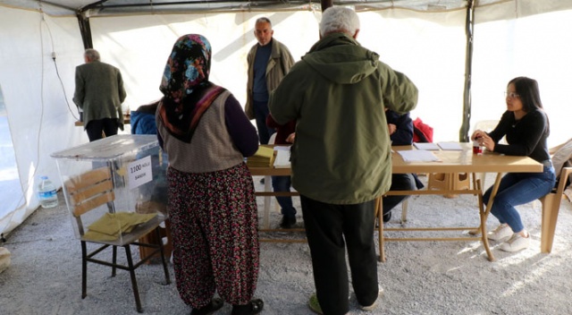 Deprem bölgesinde oylar çadırda kullanılmaya başlandı