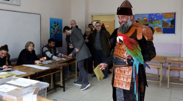 Diriliş Ertuğrul’dan etkilendi papağanıyla oy vermeye geldi