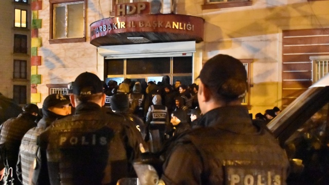 Diyarbakır&#039;da HDP binasında terör operasyonu: 5 gözaltı