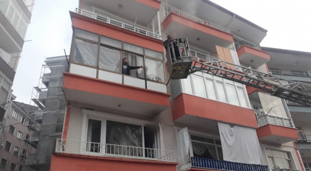 Dumanların sardığı binada mahsur kalanları itfaiye kurtardı