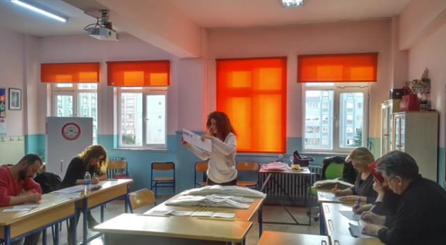 Ekrem İmamoğlu'nun sandığından CHP çıktı Ekrem İmamoğlu'nun sandığından CHP çıktı