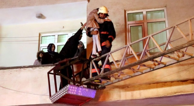 Elazığ'da 5 katlı binada yangın Elazığ'da 5 katlı binada yangın