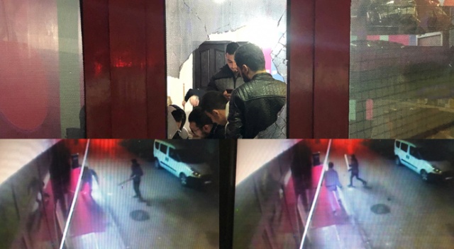 Ellerindeki döner bıçaklarıyla dükkanın camlarını böyle kırdılar Ellerindeki döner bıçaklarıyla dükkanın camlarını böyle kırdılar