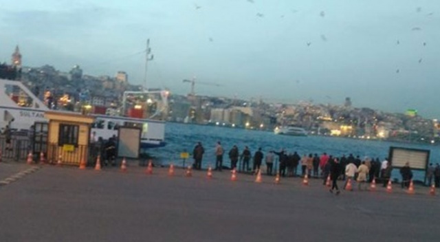 Eminönü&#039;nde otomobil denize uçtu: 1&#039;i çocuk 2 kişi kurtuldu