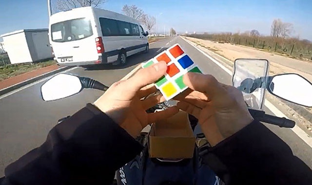 Fenomen olmak için motosiklet üzerinde oyun oynadı