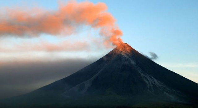 Filipinler'de Mayon Yanardağı'nda volkanik hareketlilik Filipinler'de Mayon Yanardağı'nda volkanik hareketlilik