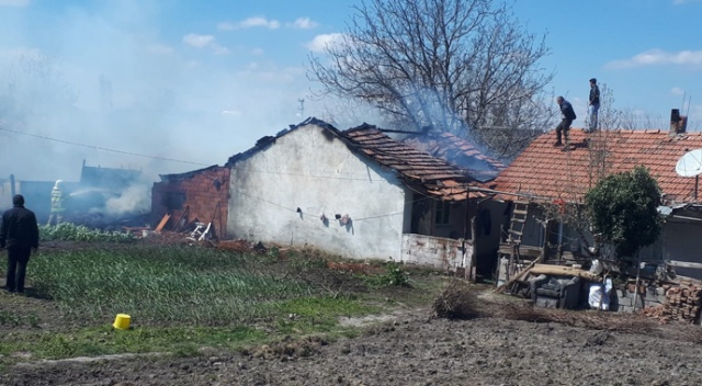 Fırında ekmek yaparken evi yandı Fırında ekmek yaparken evi yandı