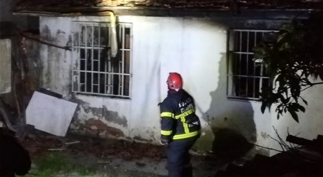 Gecekondu alev alev yandı
