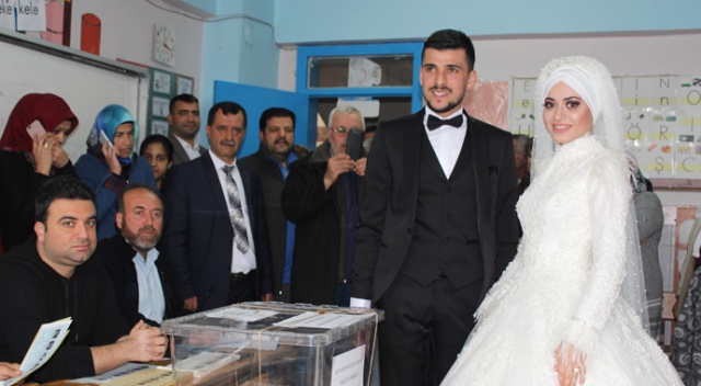 Gelin ve damat salondan önce sandığa gitti