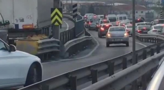 Gidemedikleri yoldan geri dönünce trafiği tehlikeye soktular Gidemedikleri yoldan geri dönünce trafiği tehlikeye soktular