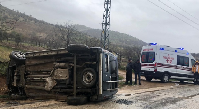 Gölbaşı’nda hafif ticari araç yan yattı: 4 Yaralı Gölbaşı’nda hafif ticari araç yan yattı: 4 Yaralı
