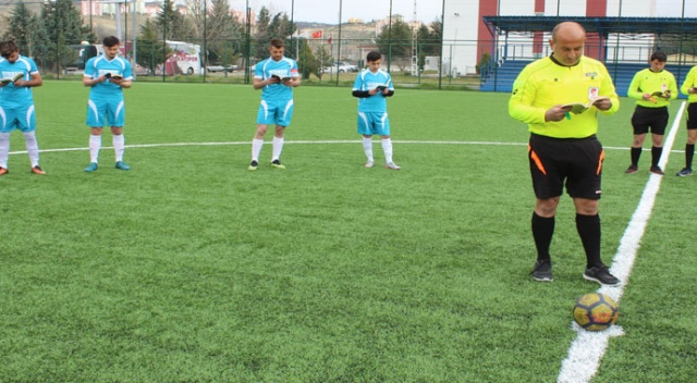Hakem düdüğü çaldı, futbolcular kitap okumaya başladı Hakem düdüğü çaldı, futbolcular kitap okumaya başladı