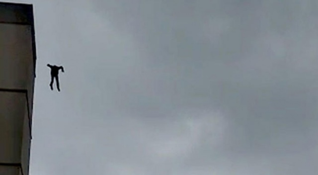 Hastane çatısından atlayarak intihar etti