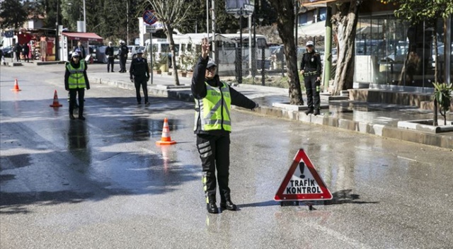 Hatay'da trafiğe yön veren kadın polisler Hatay'da trafiğe yön veren kadın polisler
