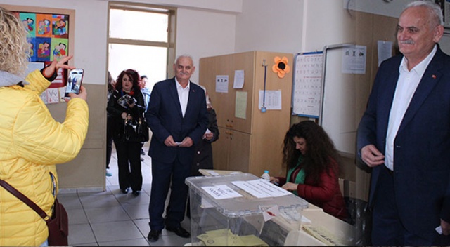 Herkes Binali Yıldırım zannetti: Benzeri meraklı bakışlar arasında oy kullandı