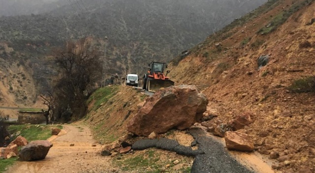 Heyelan grup köy yolunu kapattı, seçmenler yolda kaldı