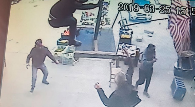 Hortum işçiyi demir şemsiyeyle böyle uçurdu