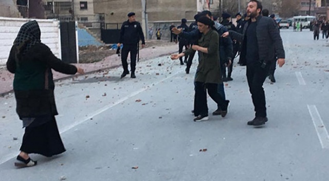 İki aile sokak ortasında birbirine girdi İki aile sokak ortasında birbirine girdi