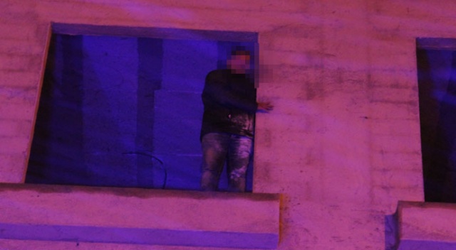 İntihara kalkışan şahıs iki saatte ikna edilebildi İntihara kalkışan şahıs iki saatte ikna edilebildi