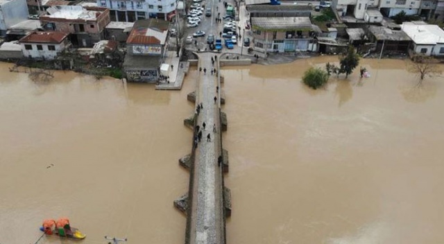 İran'daki selde yardım ekibini taşıyan kayık alabora oldu