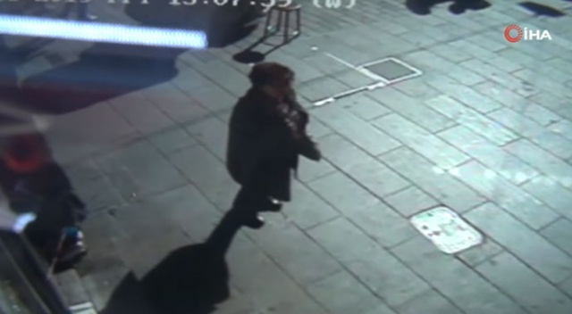 İstiklal Caddesi'nde saniyelerle ölümden kurtuldu! İstiklal Caddesi'nde saniyelerle ölümden kurtuldu!
