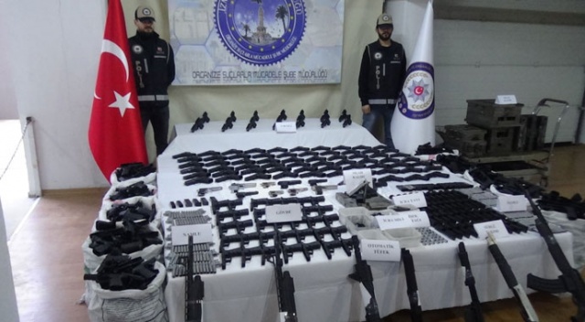 İzmir'de kaçak silah üretilen fabrikaya baskın: 46 gözaltı İzmir'de kaçak silah üretilen fabrikaya baskın: 46 gözaltı
