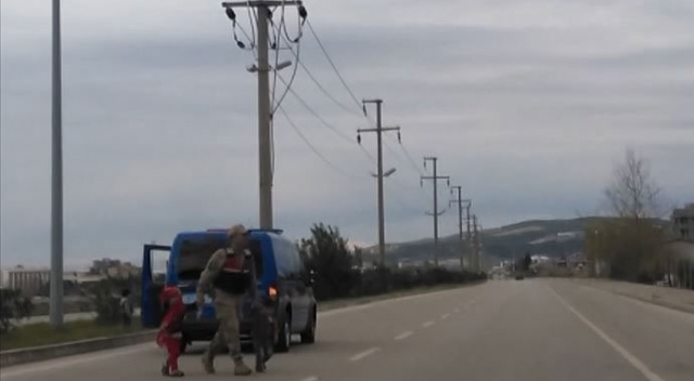 Jandarmanın refüjde oynayan çocuk hassasiyeti