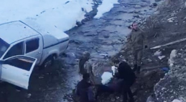 Kamyonet dereye uçtu: 2 yaralı Kamyonet dereye uçtu: 2 yaralı
