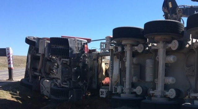 Karaman'da devrilen beton mikserinin sürücüsü yaralandı Karaman'da devrilen beton mikserinin sürücüsü yaralandı