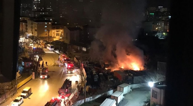 Kartal'da oto yedek parçacıda yangın korkuttu Kartal'da oto yedek parçacıda yangın korkuttu