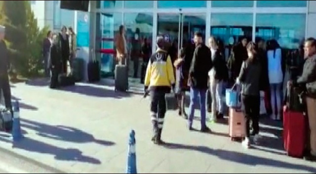 Kayseri Havalimanı'nda silah sesleri! Yaralı polisler var Kayseri Havalimanı'nda silah sesleri! Yaralı polisler var
