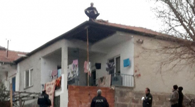Kızına sinirlenen baba, evinin çatısına çıktı Kızına sinirlenen baba, evinin çatısına çıktı