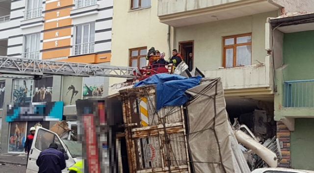 Kontrolden çıkan kamyon eve girdi Kontrolden çıkan kamyon eve girdi