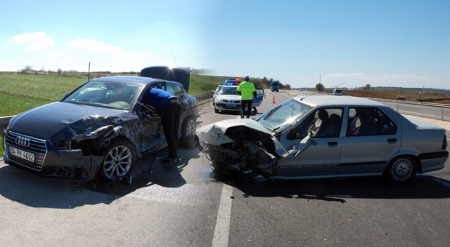 Lastiği patladı, karşı şeritteki otomobille çarpıştı: 2 yaralı Lastiği patladı, karşı şeritteki otomobille çarpıştı: 2 yaralı