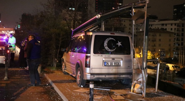 Maltepe'de hafif ticari araç otobüs durağına çarptı