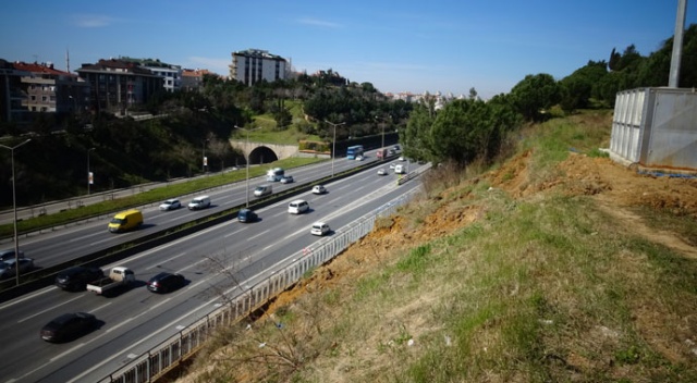 Maltepe E-5 karayolu kenarında toprak kayması