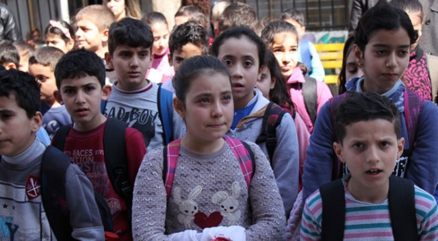 Öğretmenlerinin ölüm haberini alan öğrenciler gözyaşlarına boğuldu Öğretmenlerinin ölüm haberini alan öğrenciler gözyaşlarına boğuldu