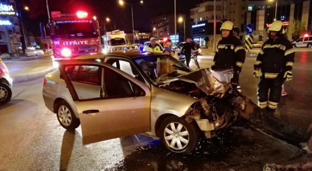 Otomobil kamyona arkadan çarptı: 2 yaralı