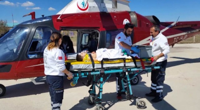 Otomobilden düşüp bariyere çarpan 4 yaşındaki çocuğun bacağı koptu