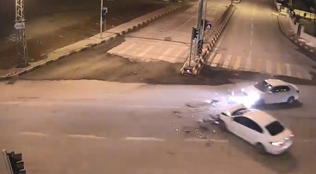 Otomobilin çarptığı kadın, kucağındaki çocukla metrelerce yükseğe fırladı