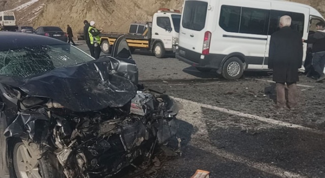 Otomobille minibüs çarpıştı: 14 yaralı Otomobille minibüs çarpıştı: 14 yaralı