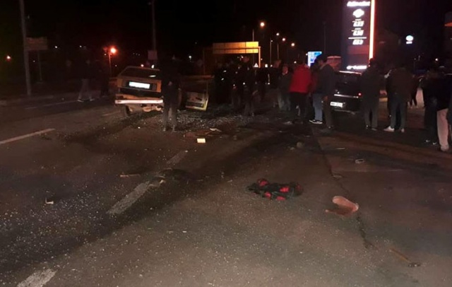 Otomobiller çarpıştı: 1 ölü, 2 yaralı Otomobiller çarpıştı: 1 ölü, 2 yaralı